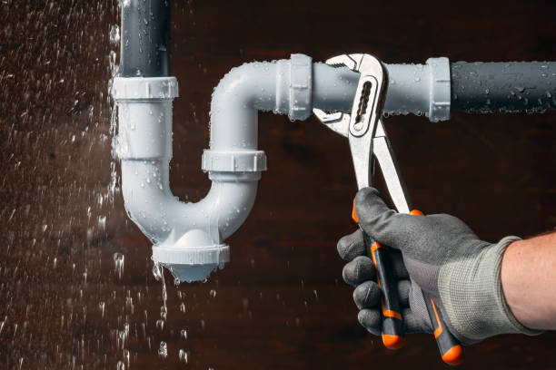 Professional Emergency Plumber technician working in Kansas, OK